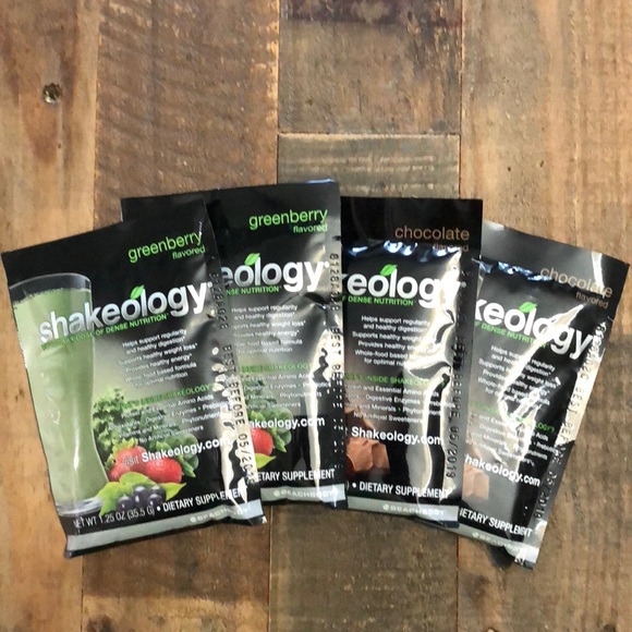 Shakeology - 2 Chocolate/ 2 Greenberry packets
